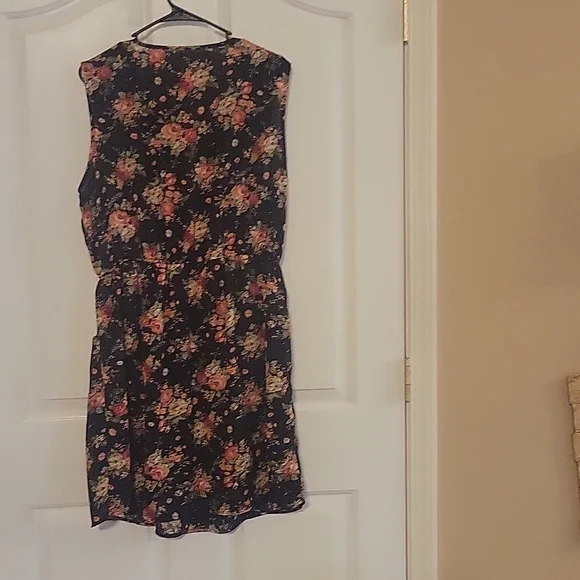 Sleeveless dress, V slit neck, black with floral print.  Lined skirt. - Picture 3 of 9